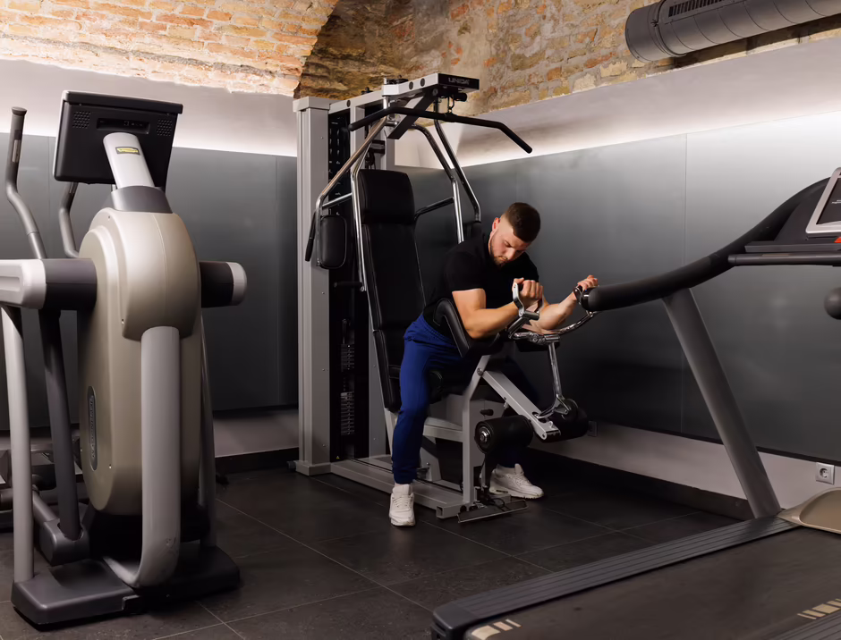 Fitnessraum im HiLight Suites Hotel Fitnessraum mit verschiedenen Trainingsgeräten