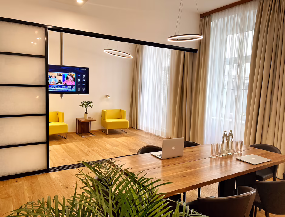 Heller Meetingraum im HiLight Suites Hotel Heller Meetingraum im HiLight Suites Hotel mit Tisch und Sitzmöglichkeiten