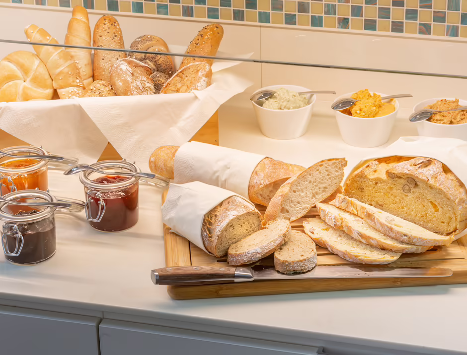 Auswahl an frischem Brot und Gebäck beim Frühstücksbuffet
