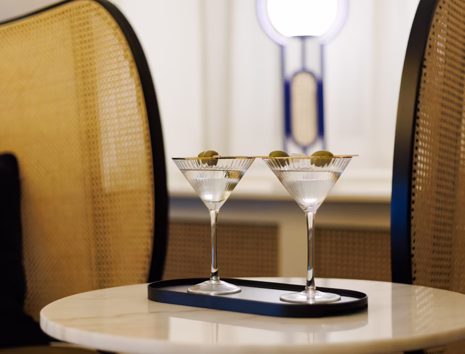 Getränke in der Bar im HiLight Suites Hotel