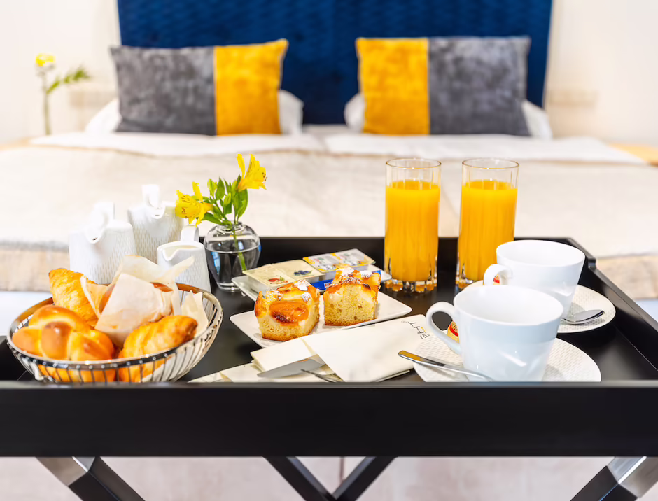 Frühstück in der Suite Frühstück mit Kaffee, Saft und Gebäck auf einem kleinen Tisch in der Suite