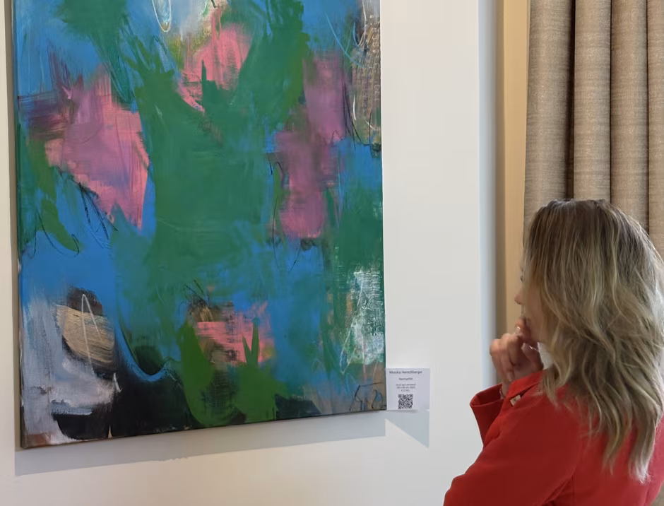 Person vor einem großformatigen Kunstwerk