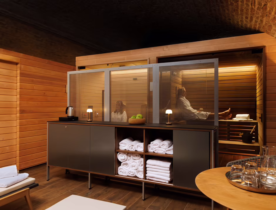 Sauna im HiLight Suites Hotel Holzsauna mit Sitzbänken im HiLight Suites Hotel