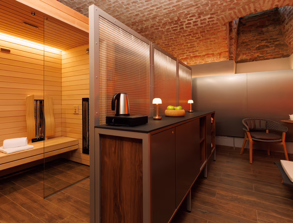 Saunabereich Hilight Suites Hotel Saunabereich mit Holzsauna, Sitz- und Liegeflächen