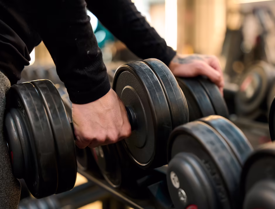 Training mit Hanteln © shutterstock Person beim Training mit Hanteln © shutterstock