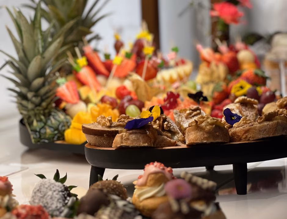 Festlich angerichtetes Buffet mit verschiedenen Speisen im HiLight Suites Hotel