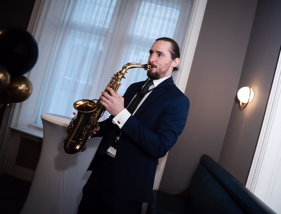 Saxophonspieler im HiLight Suites Hotel Musiker spielt Saxophon bei einer Veranstaltung