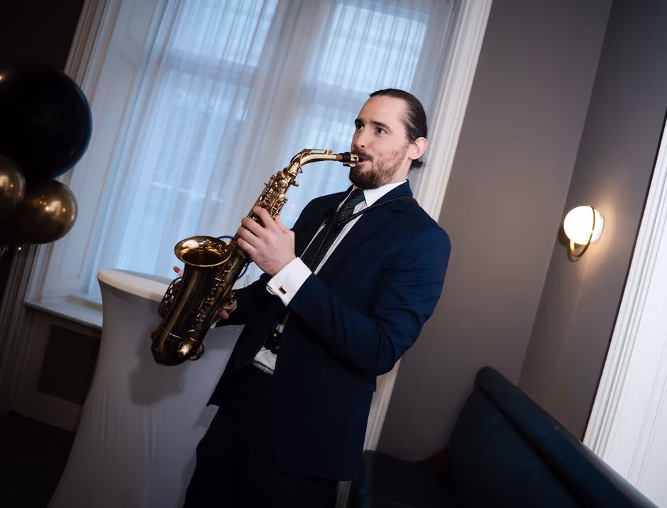 Musiker spielt Saxophon bei einer Veranstaltung