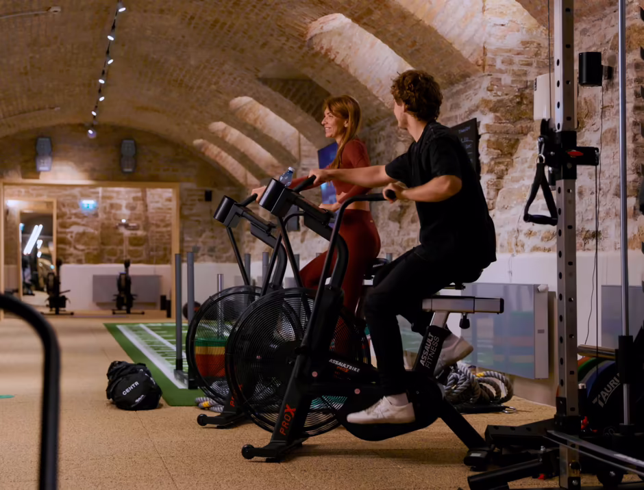 Mikes Yard Fitnessbereich Personen beim Training im Fitnessbereich