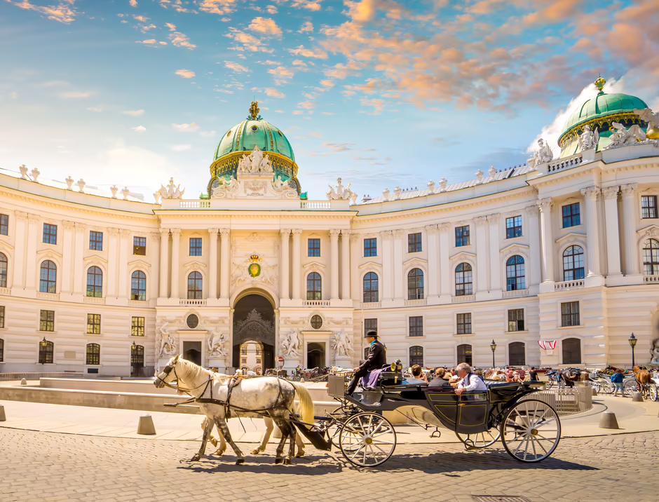 Historisches Gebäude in Wien © shutterstock Historisches Gebäude mit heller Fassade in Wien © shutterstock