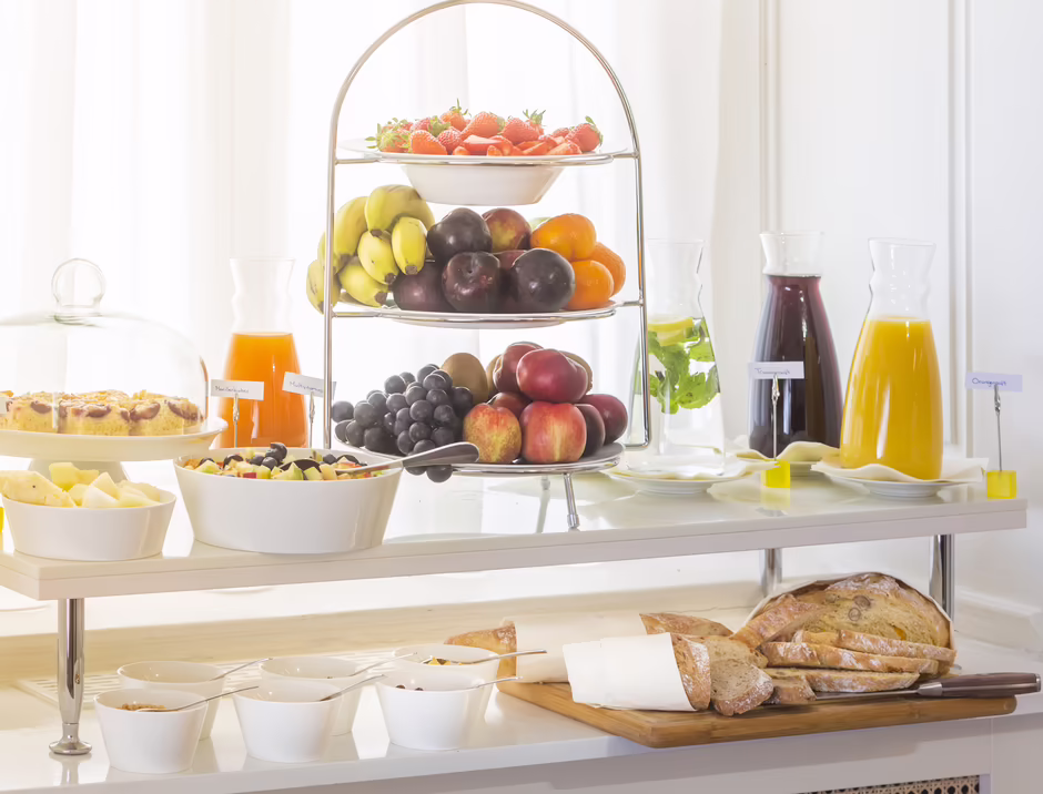 Buffet mit verschiedenen Frühstücksspeisen