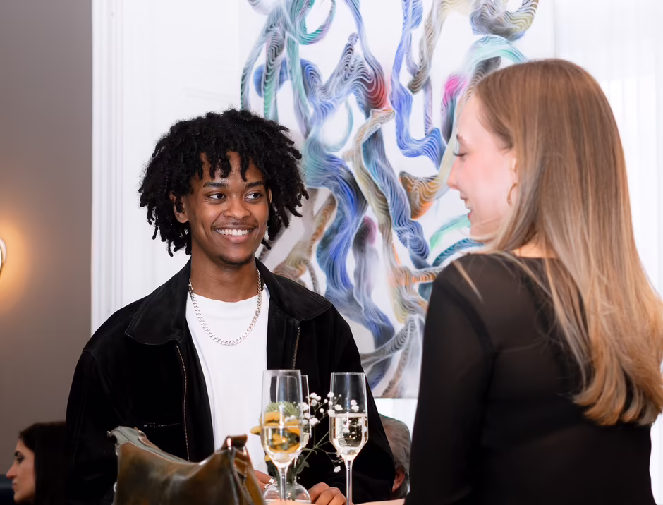 Zwei Personen bei einer Veranstaltung im HiLight Suites Hotel