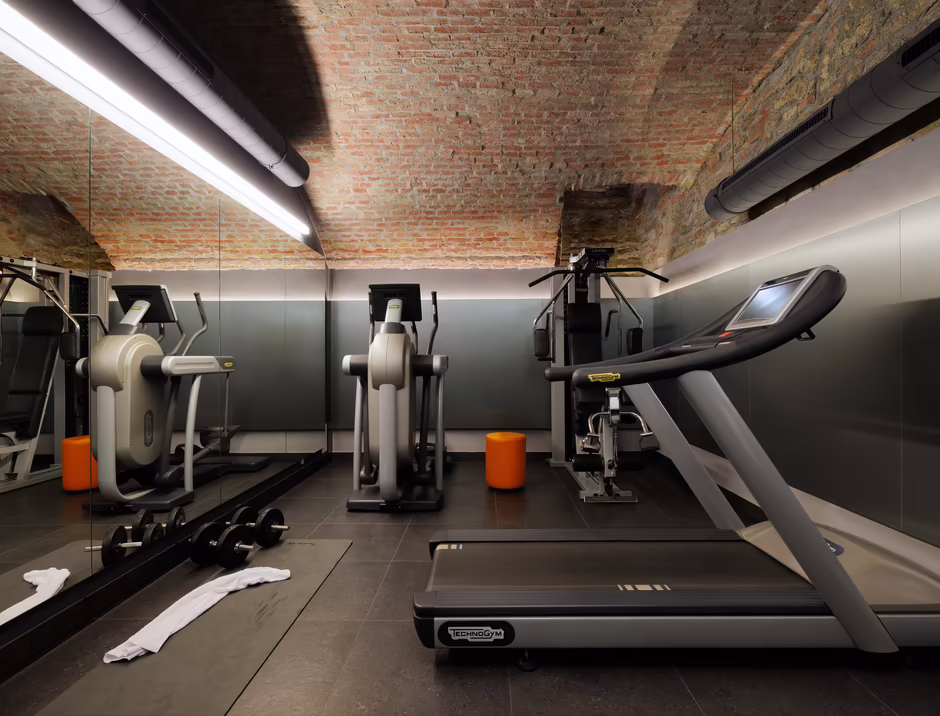 Trainingsbereich HiLight Suites Hotel Fitnessbereich mit mehreren Trainingsgeräten