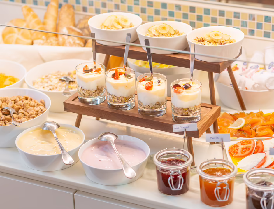 Reichhaltiges Frühstücksbuffet mit regionalen Produkten